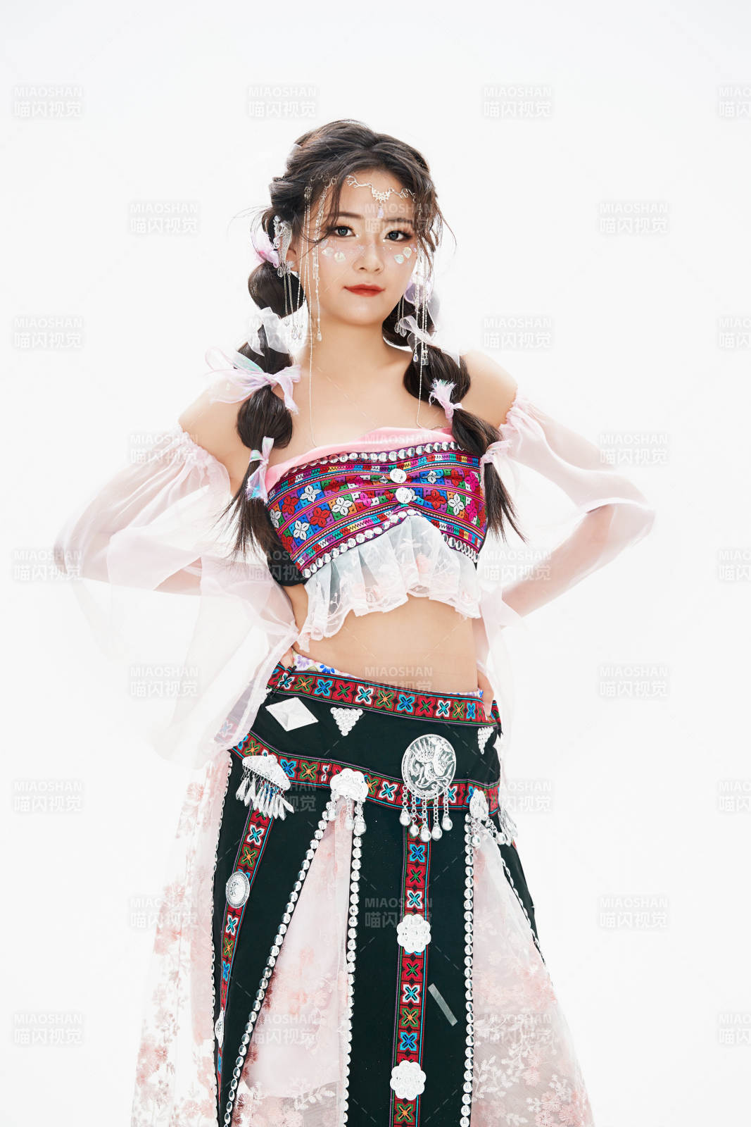 身穿中國少數(shù)民族哈尼族服飾的亞洲女性