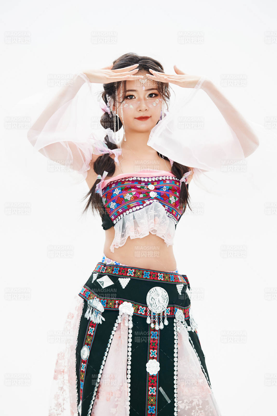 身穿中國(guó)少數(shù)民族哈尼族服飾的亞洲女性