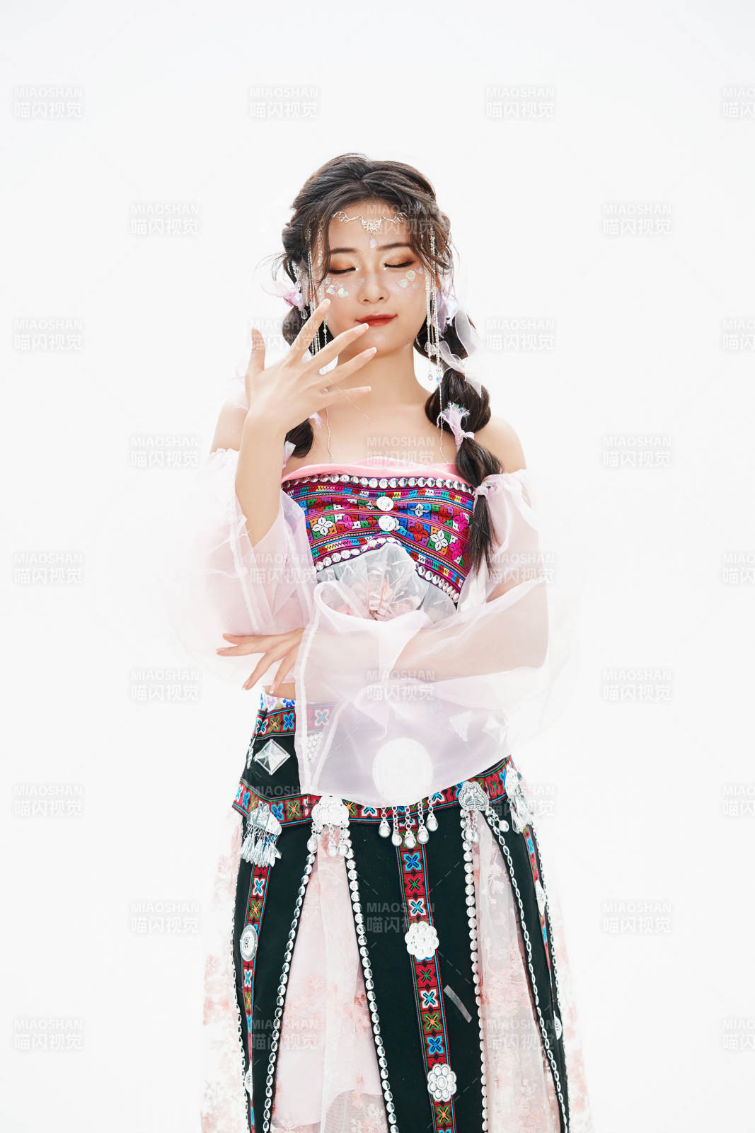 身穿中國少數(shù)民族哈尼族服飾的亞洲女性