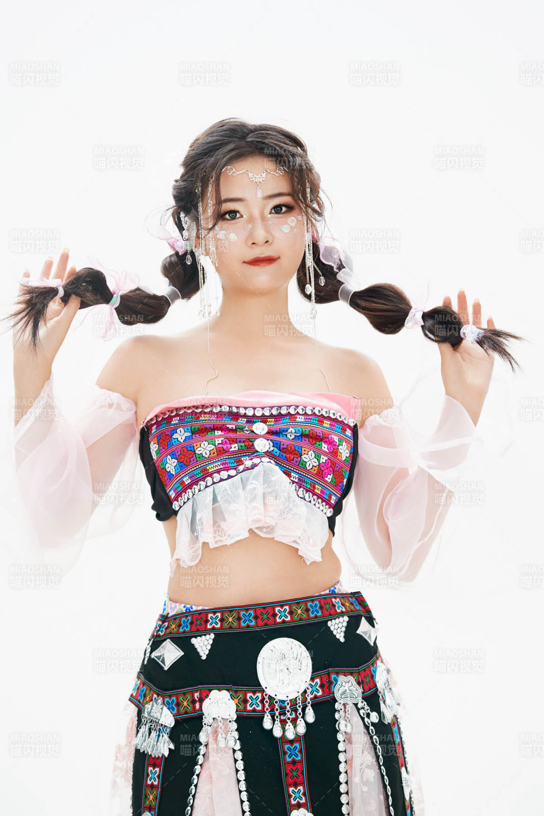 身穿中國(guó)少數(shù)民族哈尼族服飾的亞洲女性