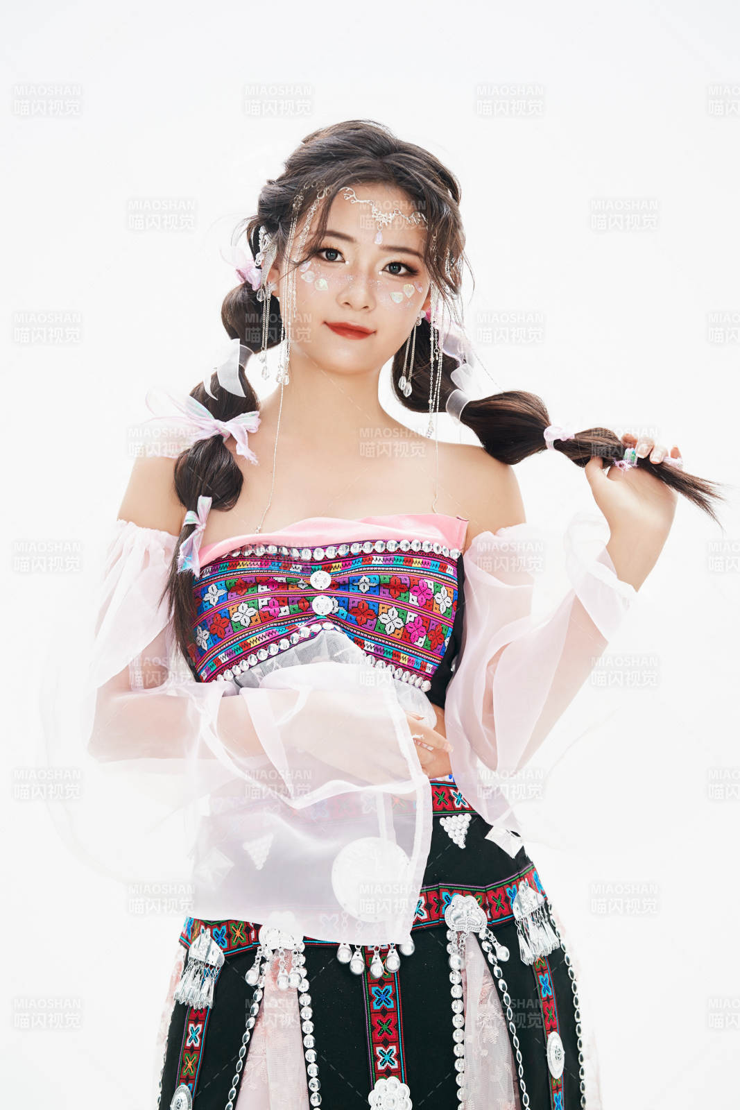 身穿中國少數(shù)民族哈尼族服飾的亞洲女性