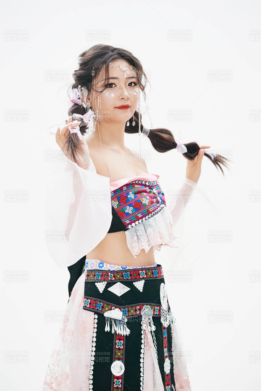 身穿中國少數民族哈尼族服飾的亞洲女性