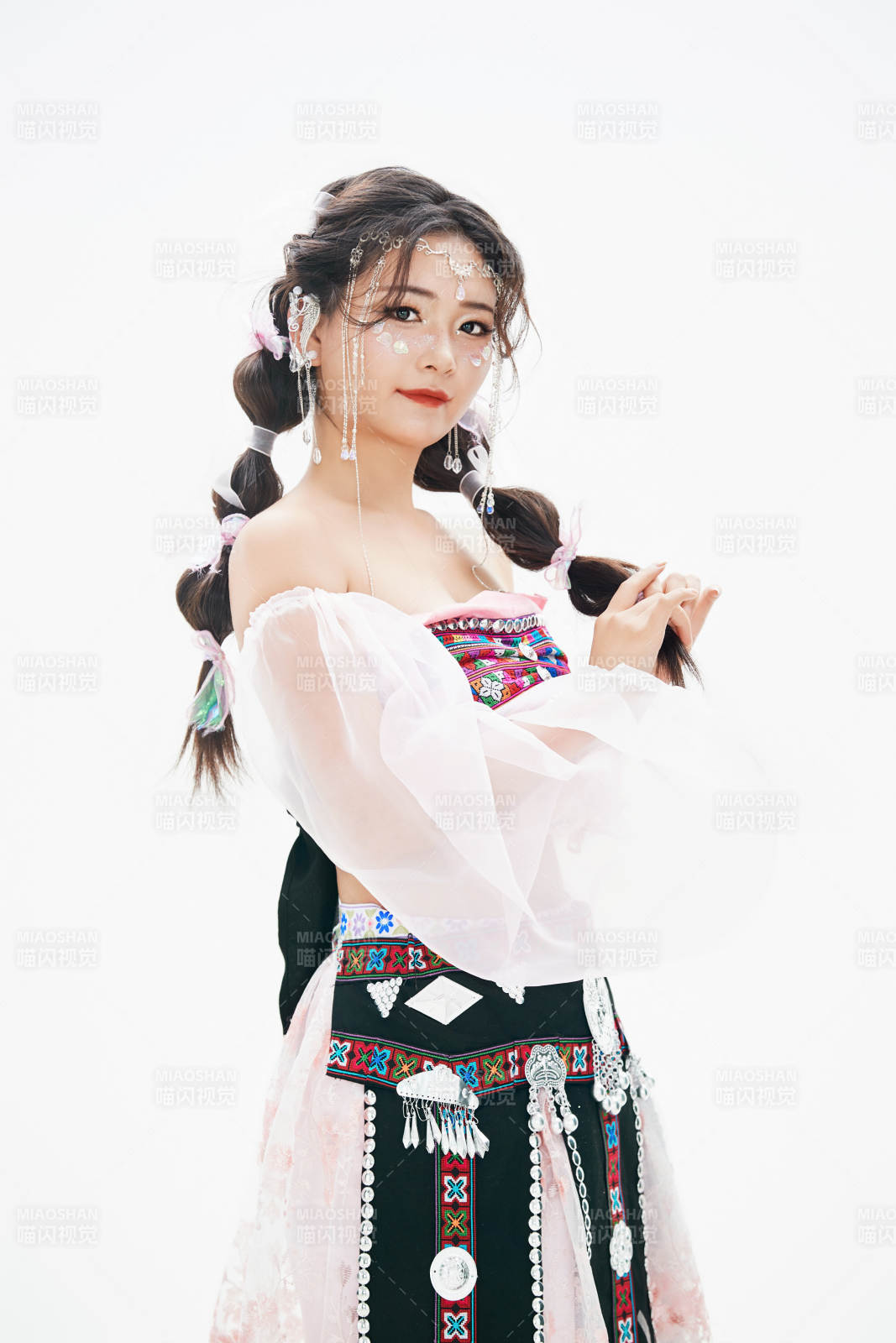 身穿中國少數民族哈尼族服飾的亞洲女性