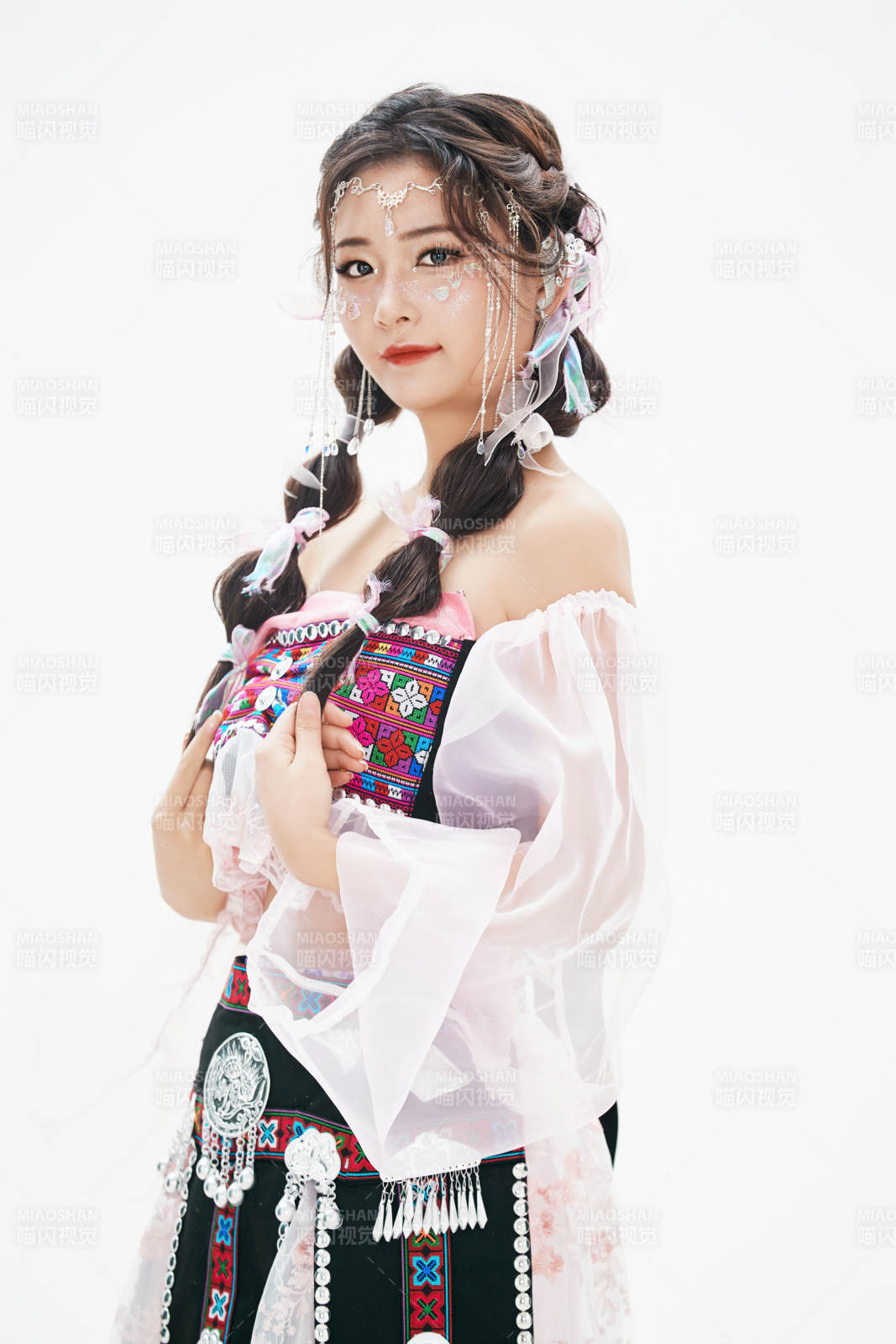 身穿中國少數民族哈尼族服飾的亞洲女性