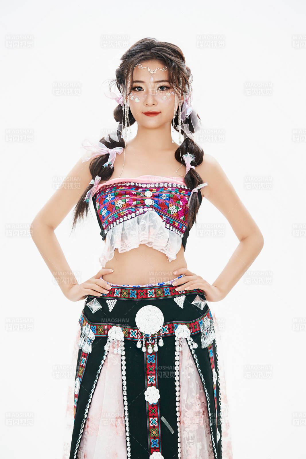 身穿中國(guó)少數(shù)民族哈尼族服飾的亞洲女性