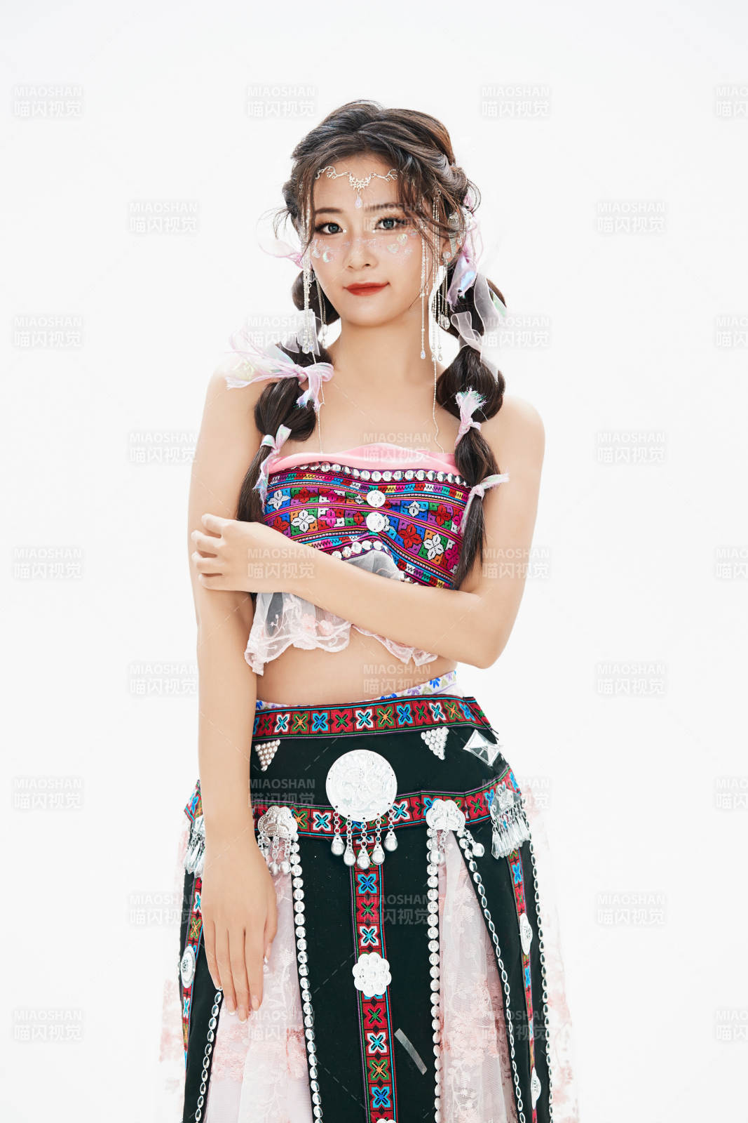 身穿中國(guó)少數(shù)民族哈尼族服飾的亞洲女性