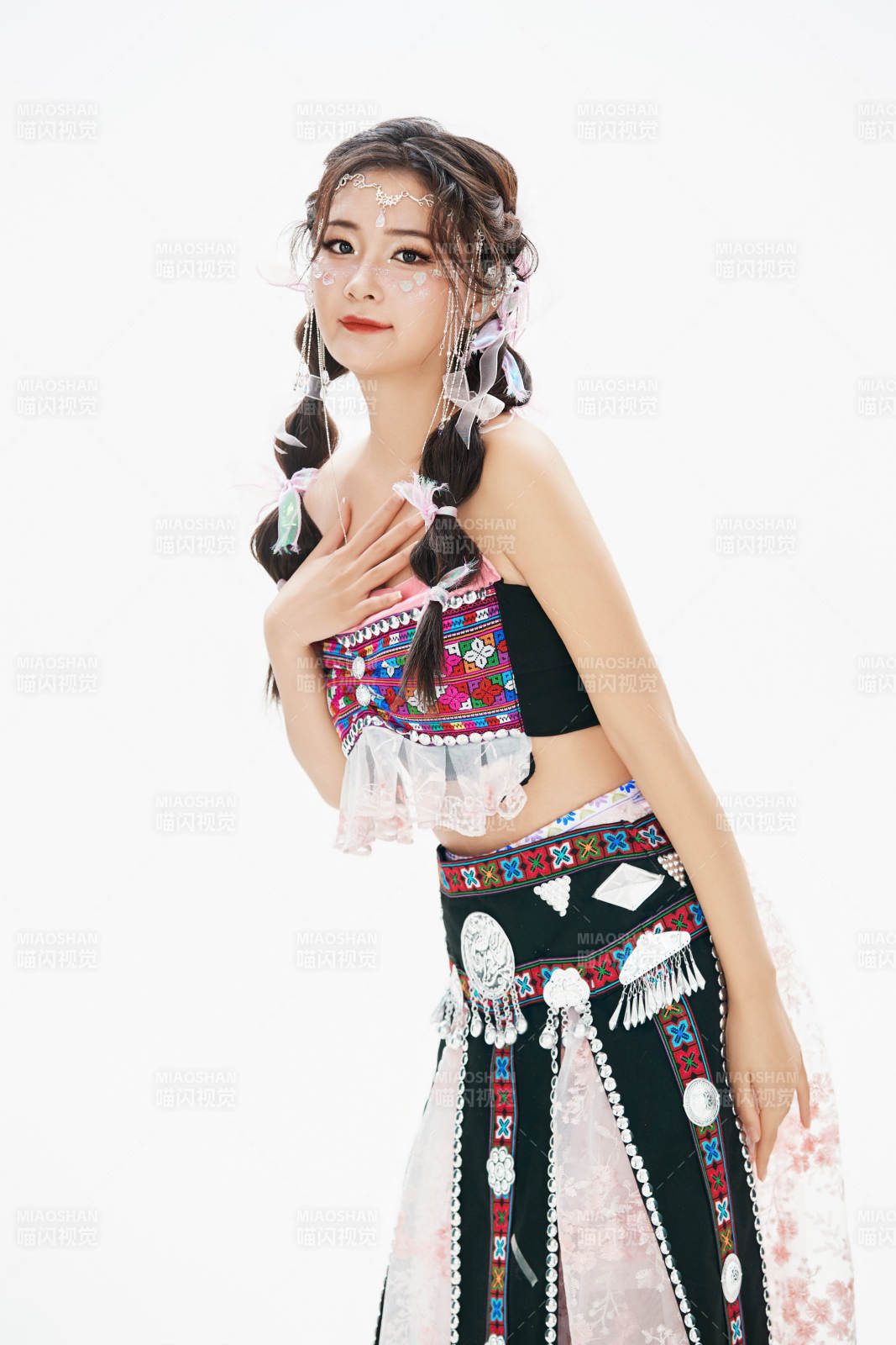 身穿中國(guó)少數(shù)民族哈尼族服飾的亞洲女性