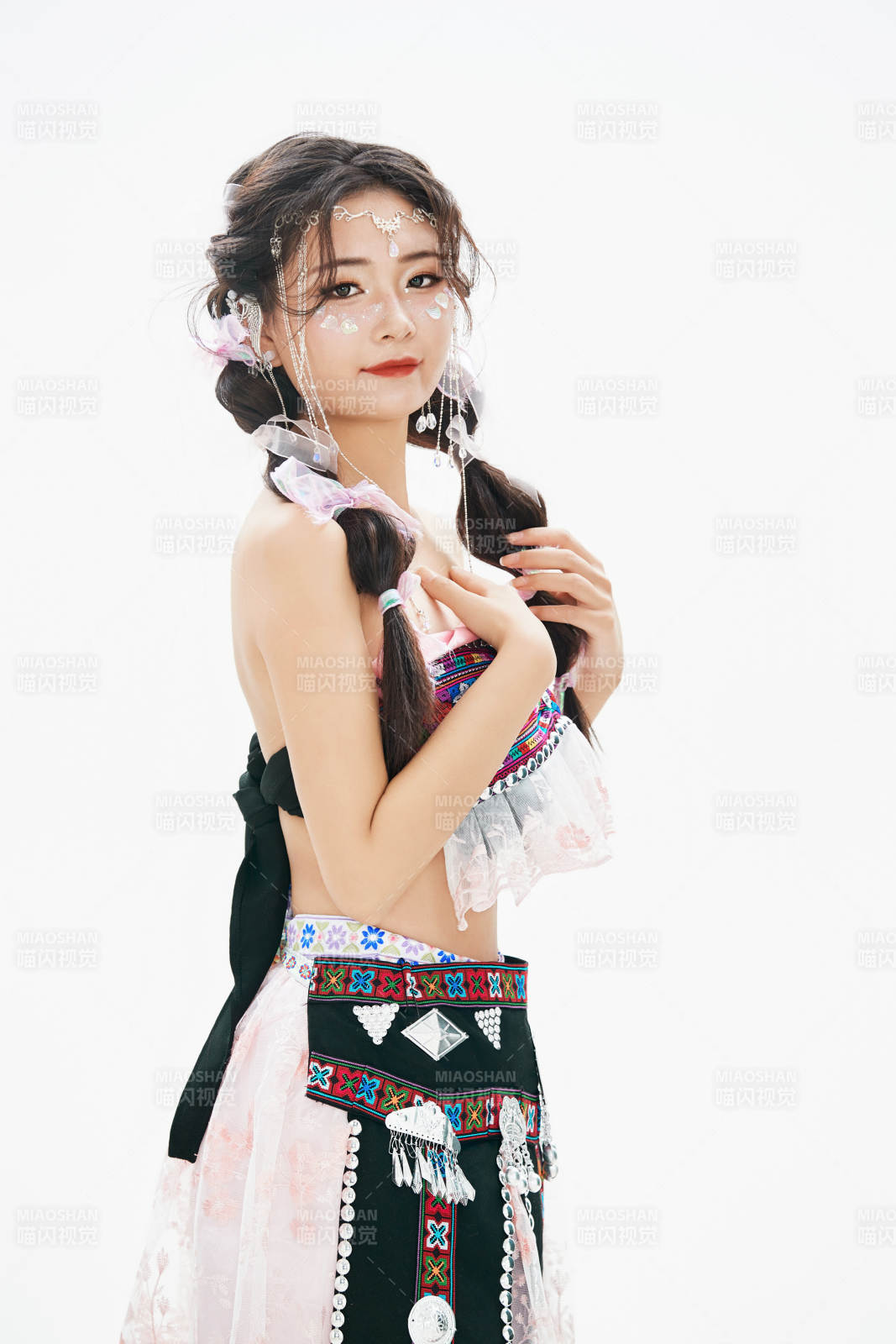 身穿中國(guó)少數(shù)民族哈尼族服飾的亞洲女性