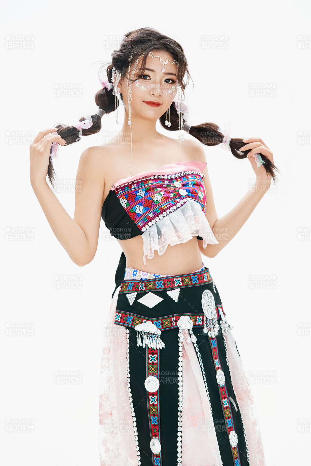 身穿中國少數民族哈尼族服飾的亞洲女性