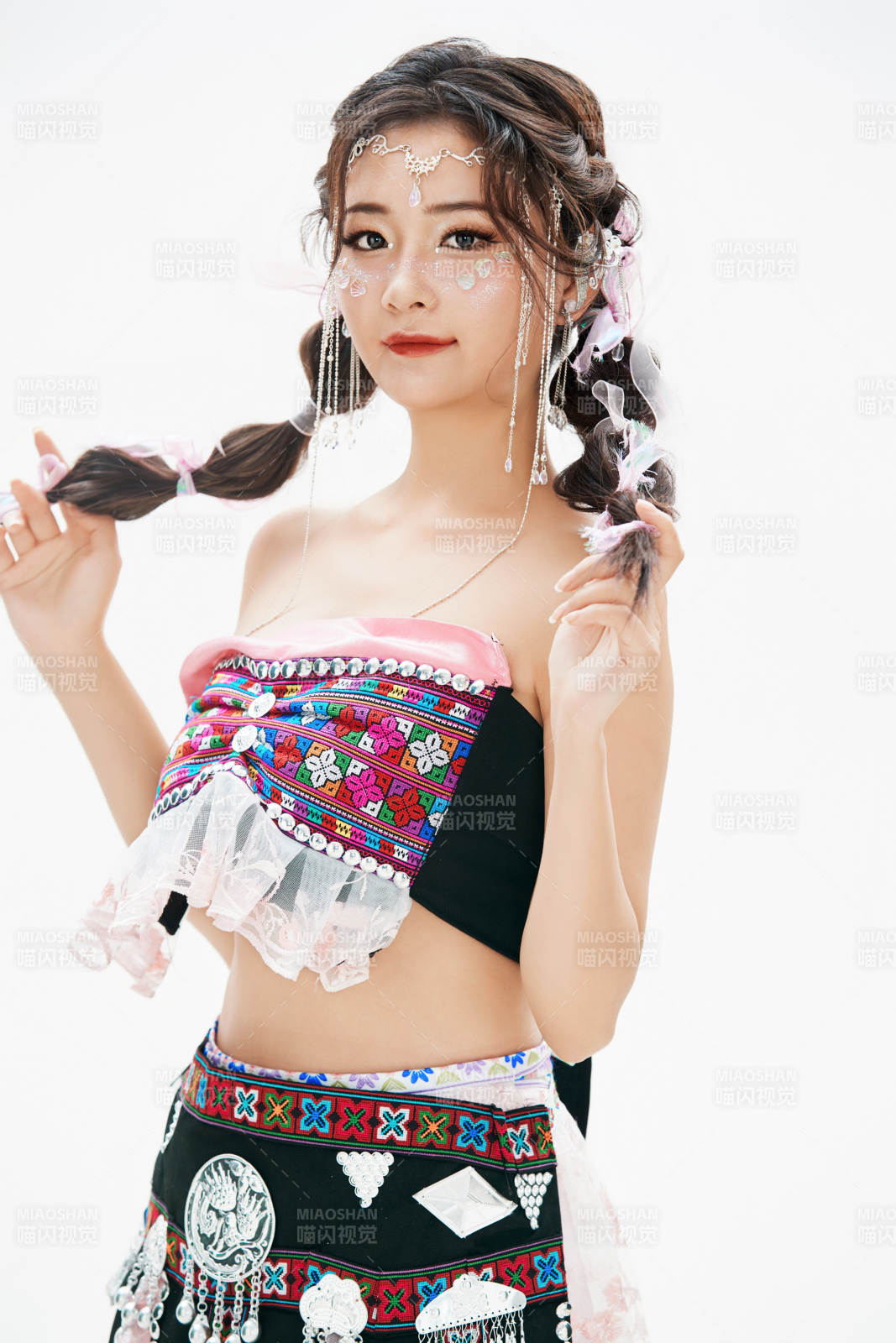 身穿中國少數民族哈尼族服飾的亞洲女性