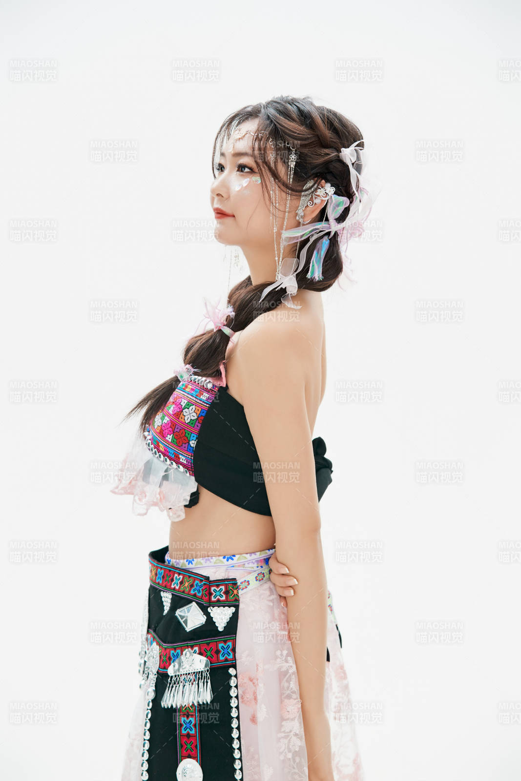 身穿中國少數(shù)民族哈尼族服飾的亞洲女性