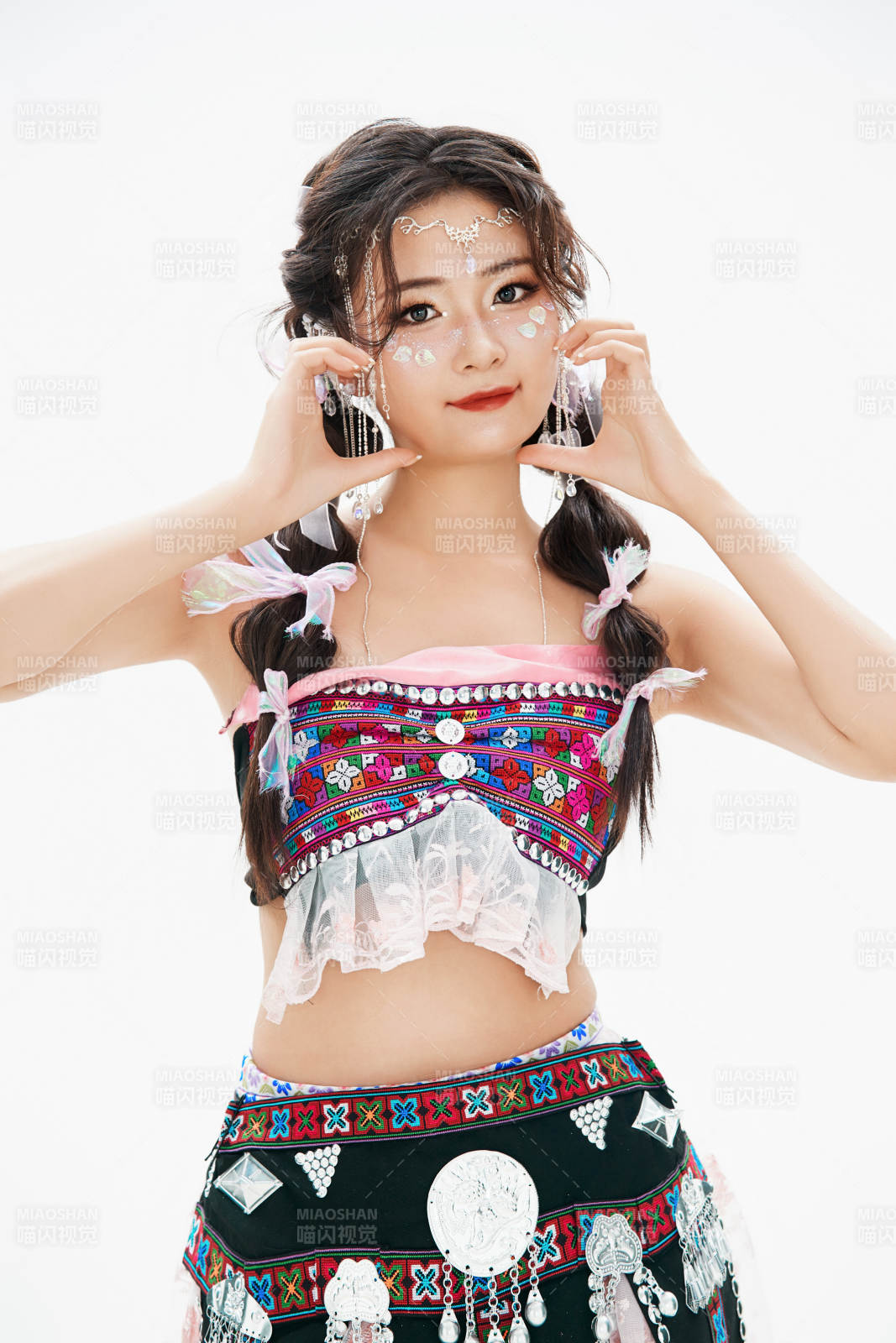 身穿中國少數民族哈尼族服飾的亞洲女性