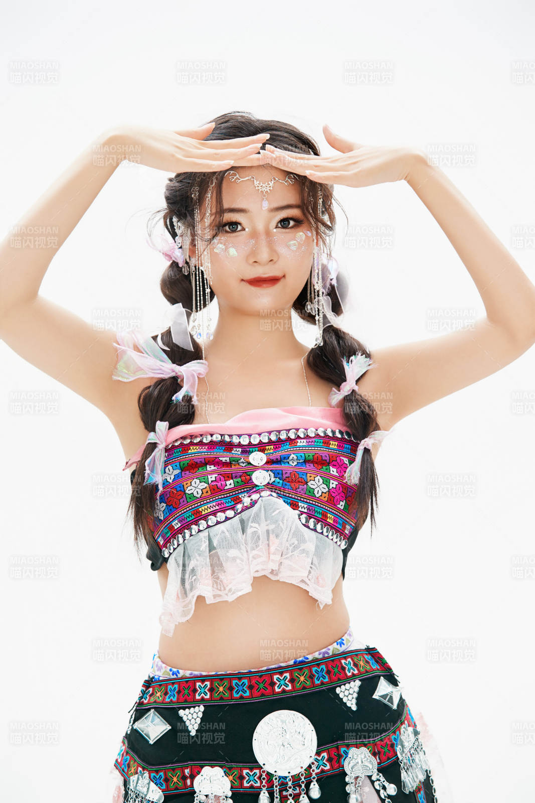 身穿中國少數(shù)民族哈尼族服飾的亞洲女性