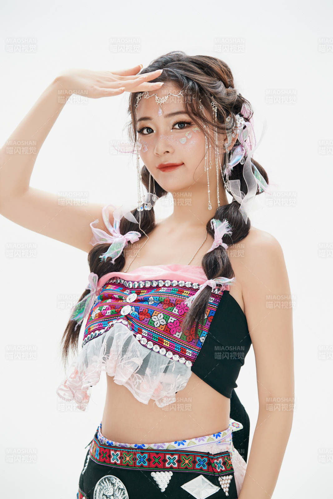 身穿中國少數(shù)民族哈尼族服飾的亞洲女性