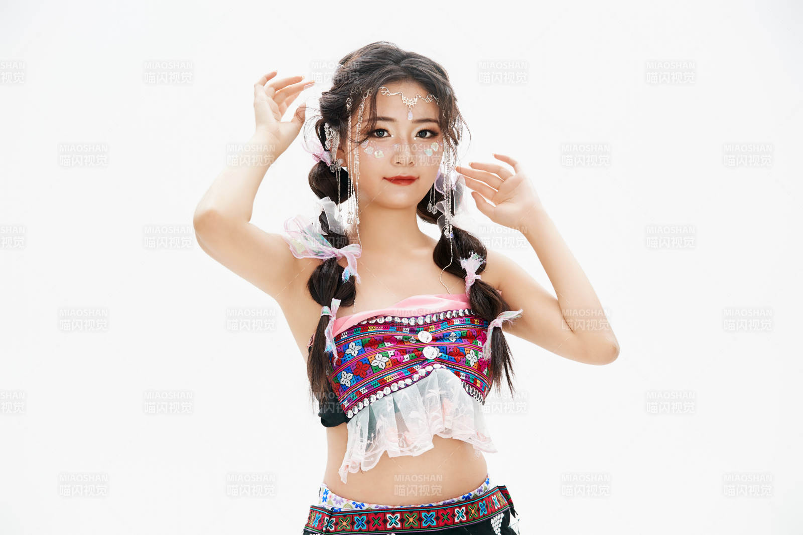 身穿中國少數民族哈尼族服飾的亞洲女性