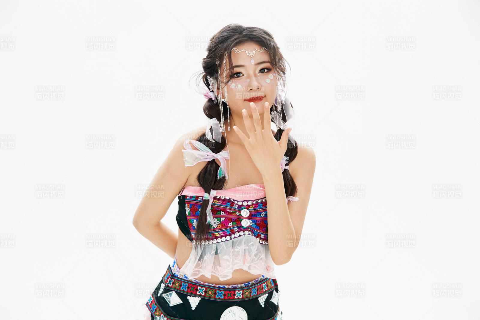 身穿中國少數民族哈尼族服飾的亞洲女性