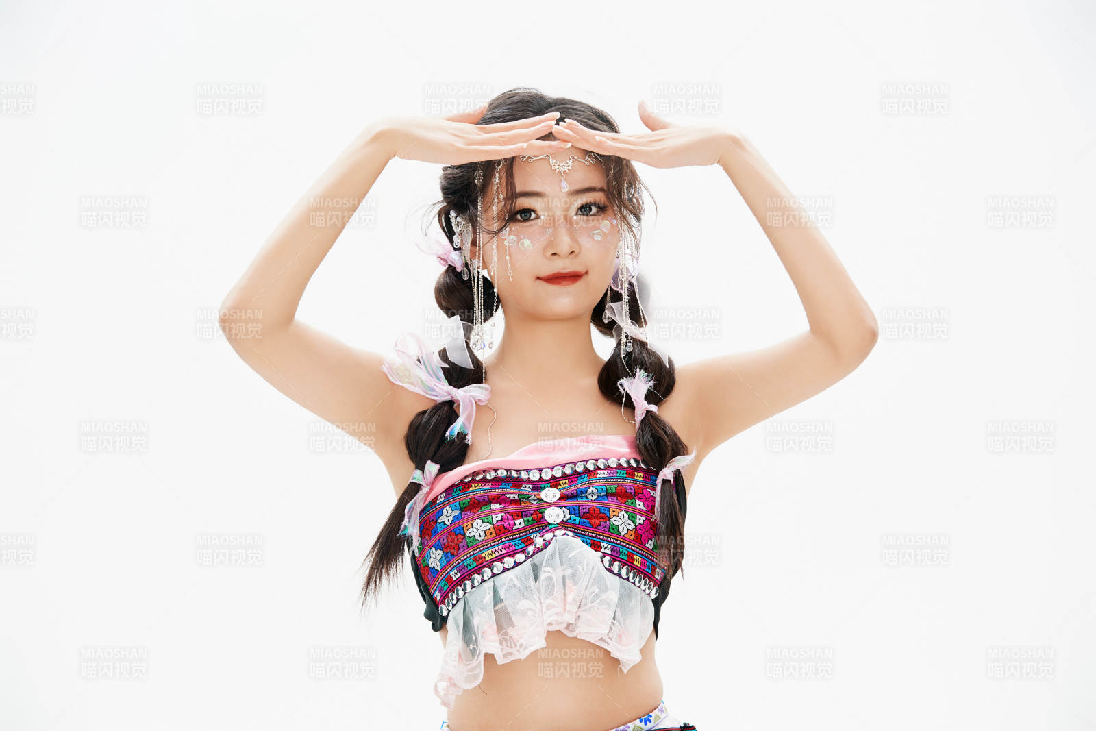 身穿中國少數民族哈尼族服飾的亞洲女性