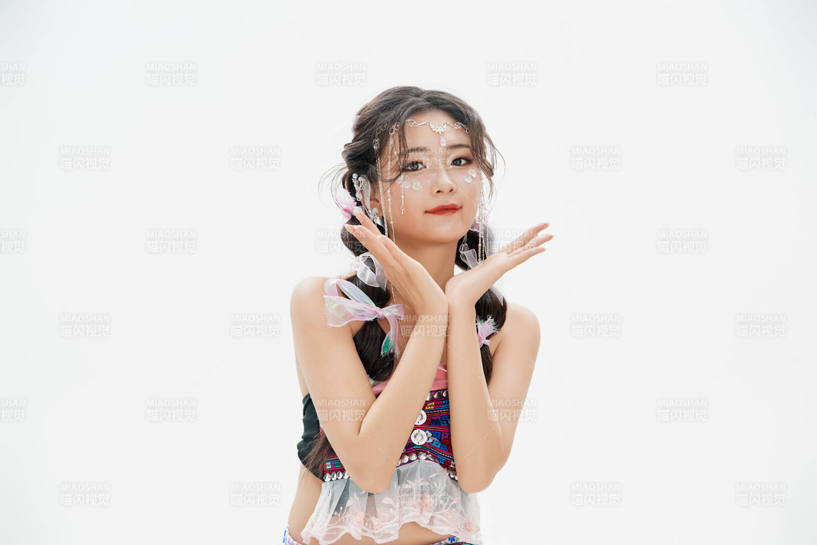 身穿中國少數民族哈尼族服飾的亞洲女性