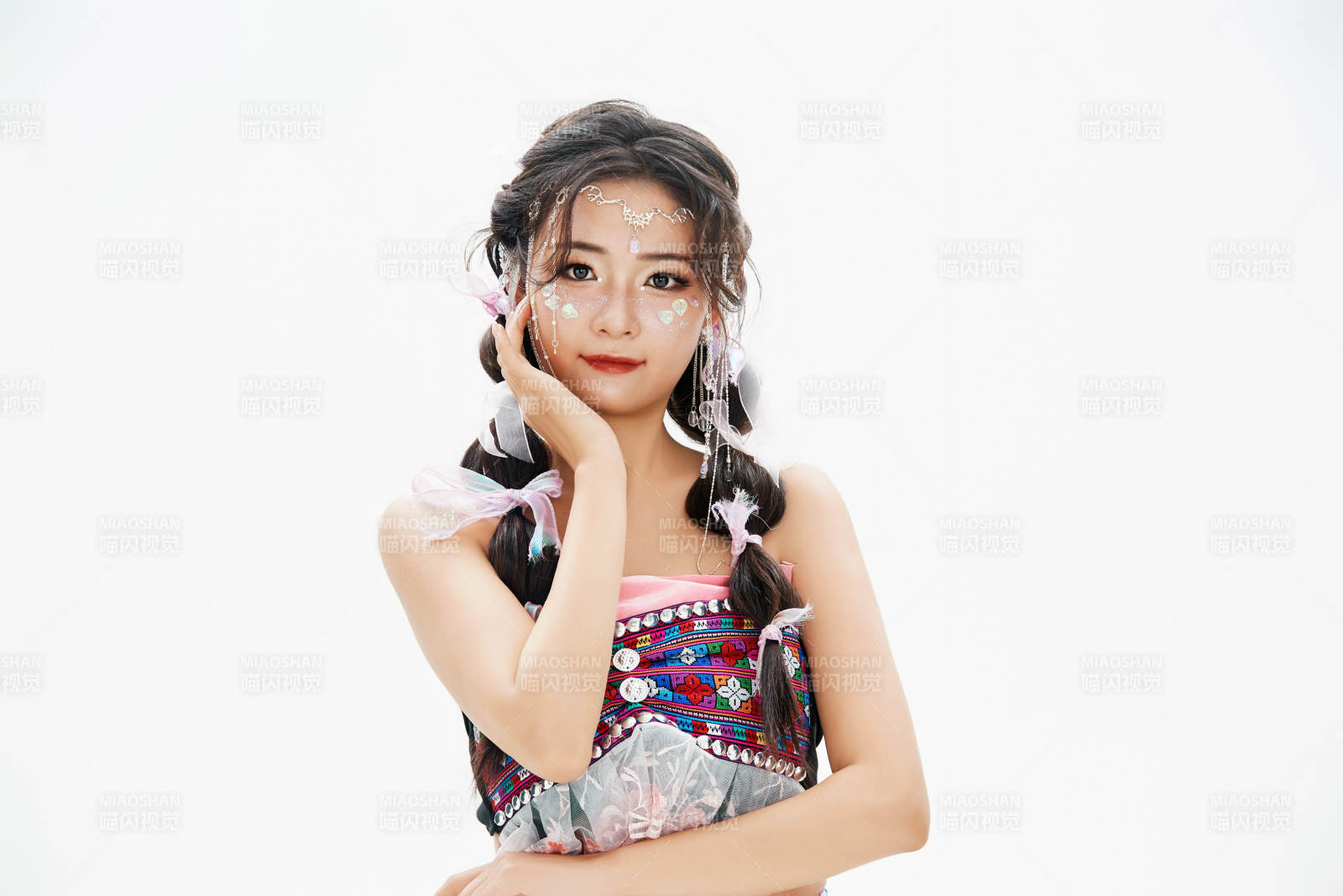 身穿中國少數民族哈尼族服飾的亞洲女性