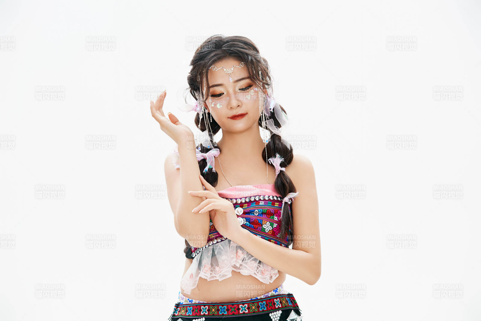 身穿中國少數(shù)民族哈尼族服飾的亞洲女性