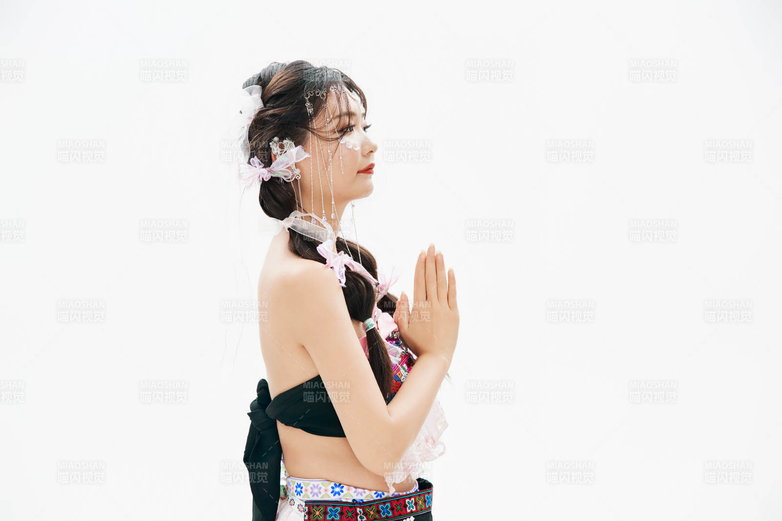 身穿中國少數民族哈尼族服飾的亞洲女性