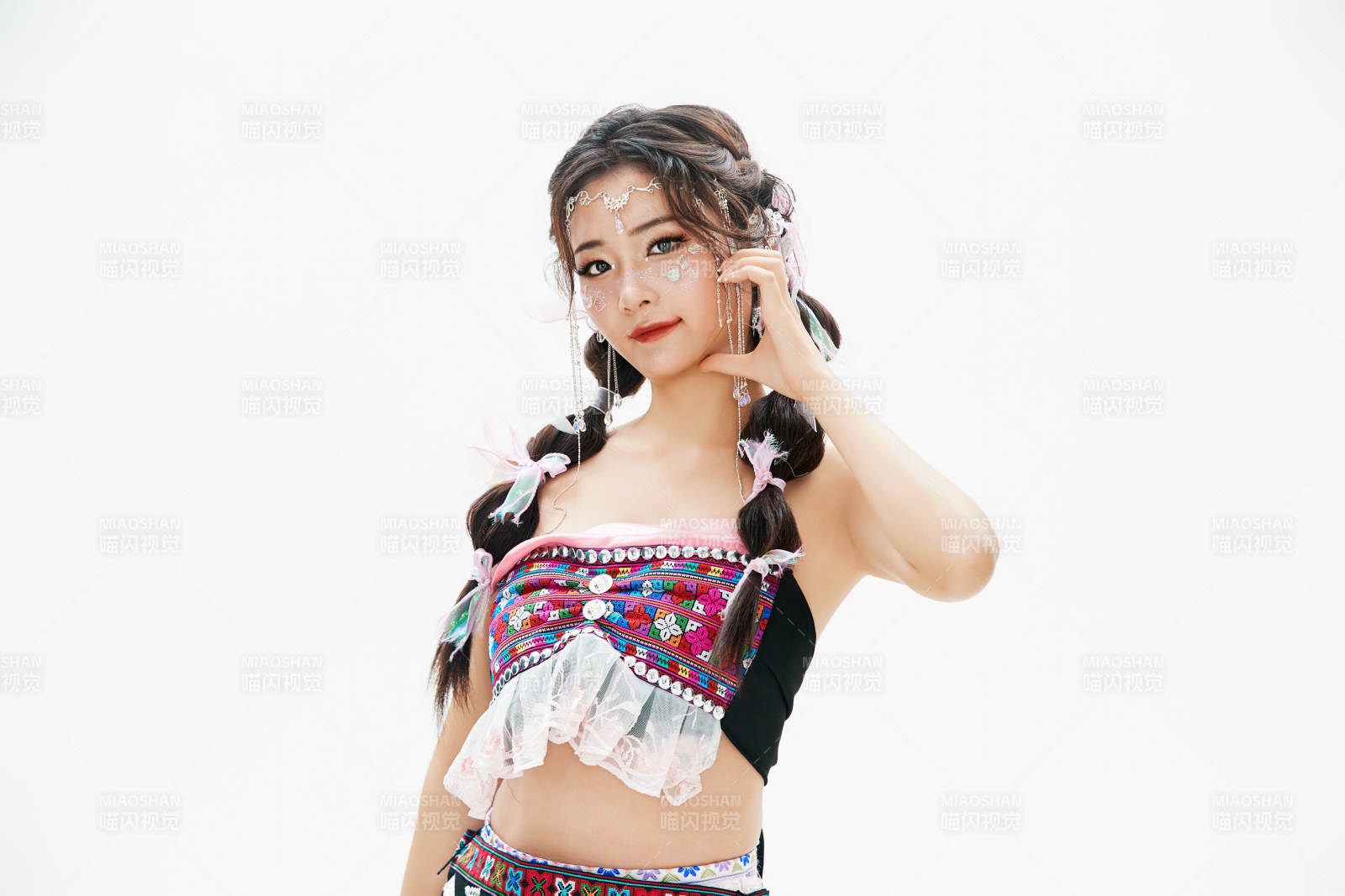 身穿中國少數民族哈尼族服飾的亞洲女性