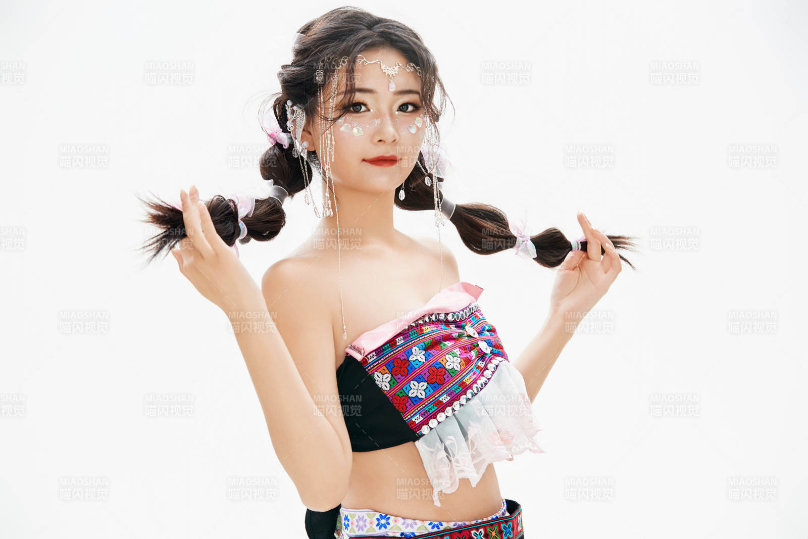 身穿中國少數民族哈尼族服飾的亞洲女性