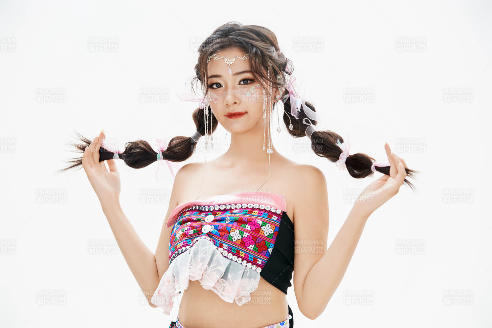 身穿中國少數民族哈尼族服飾的亞洲女性