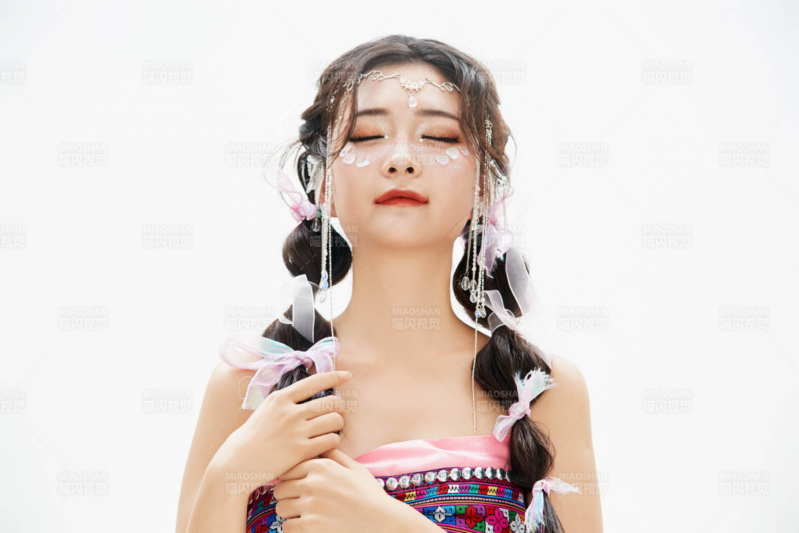 身穿中國少數民族哈尼族服飾的亞洲女性