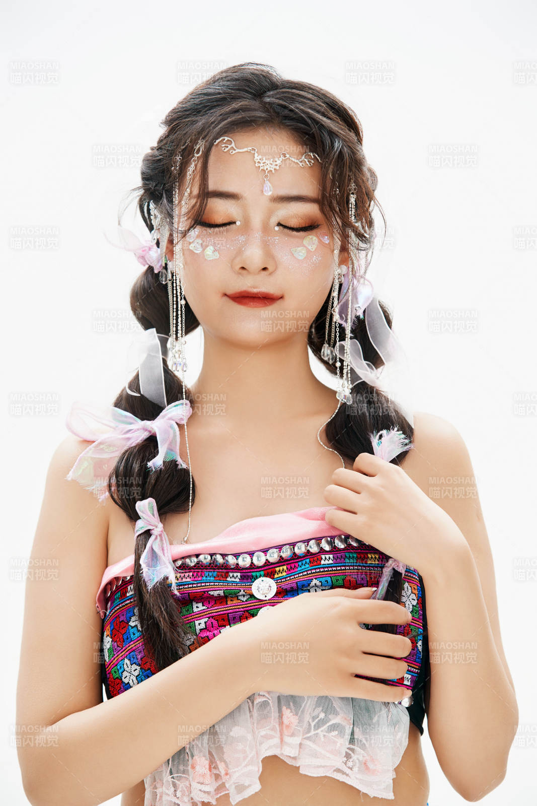 身穿中國少數(shù)民族哈尼族服飾的亞洲女性