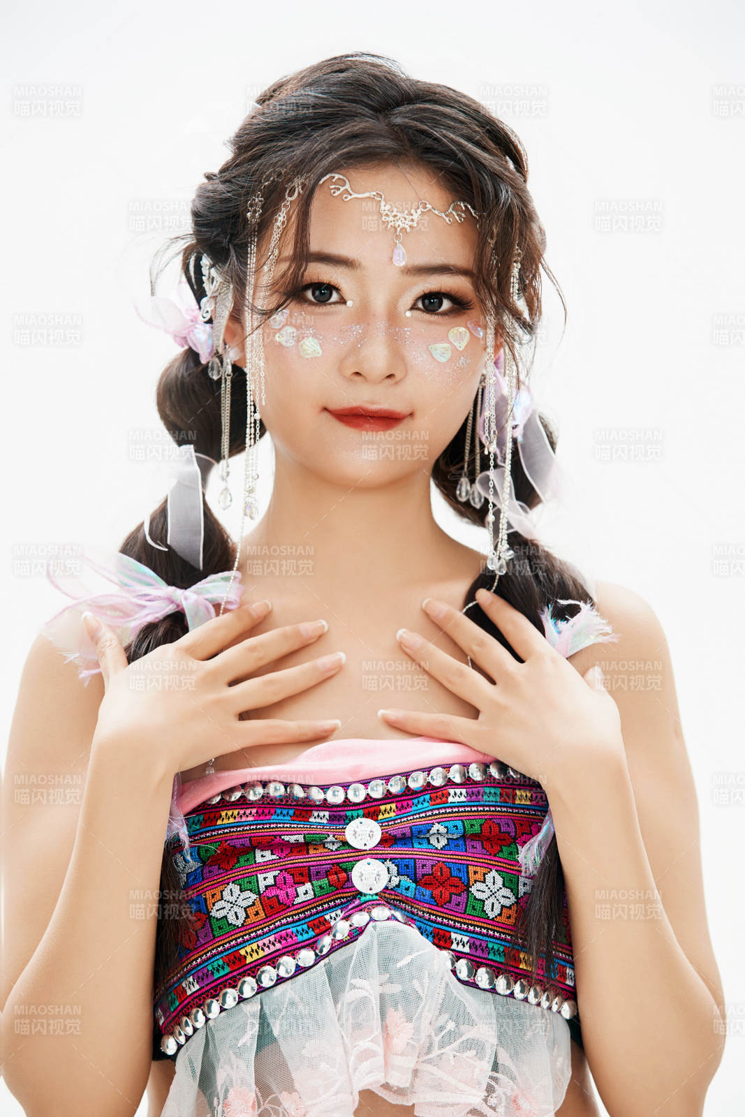 身穿中國少數(shù)民族哈尼族服飾的亞洲女性