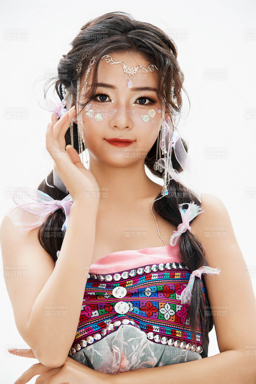 身穿中國少數民族哈尼族服飾的亞洲女性