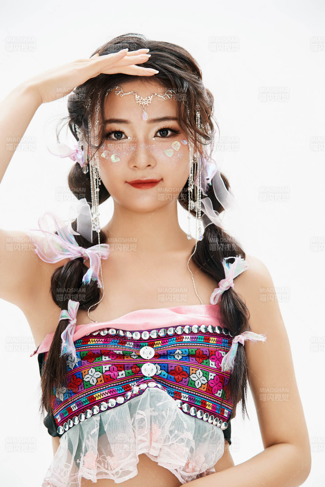 身穿中國(guó)少數(shù)民族哈尼族服飾的亞洲女性