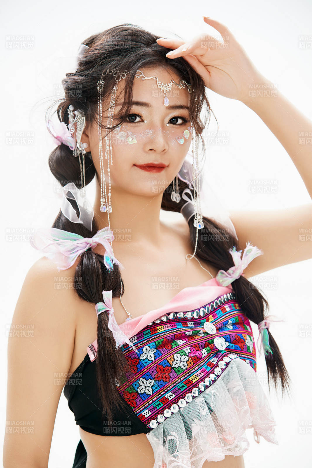 身穿中國少數民族哈尼族服飾的亞洲女性