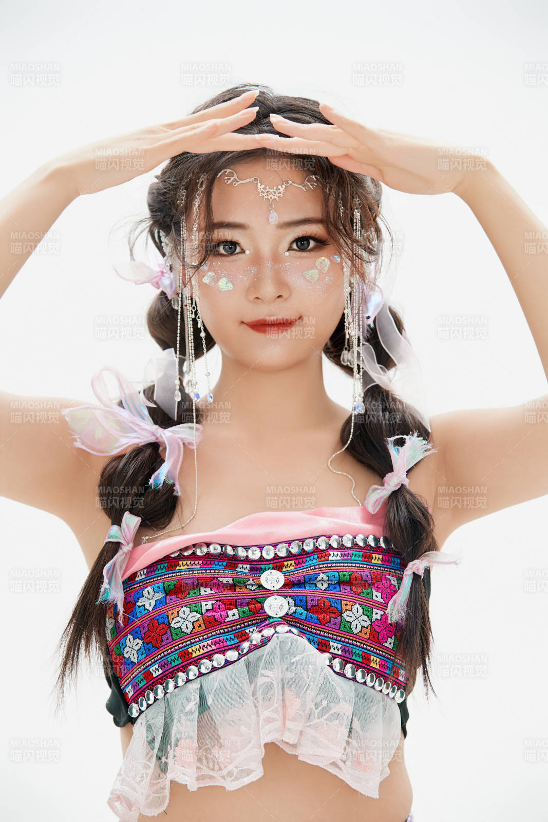 身穿中國少數(shù)民族哈尼族服飾的亞洲女性