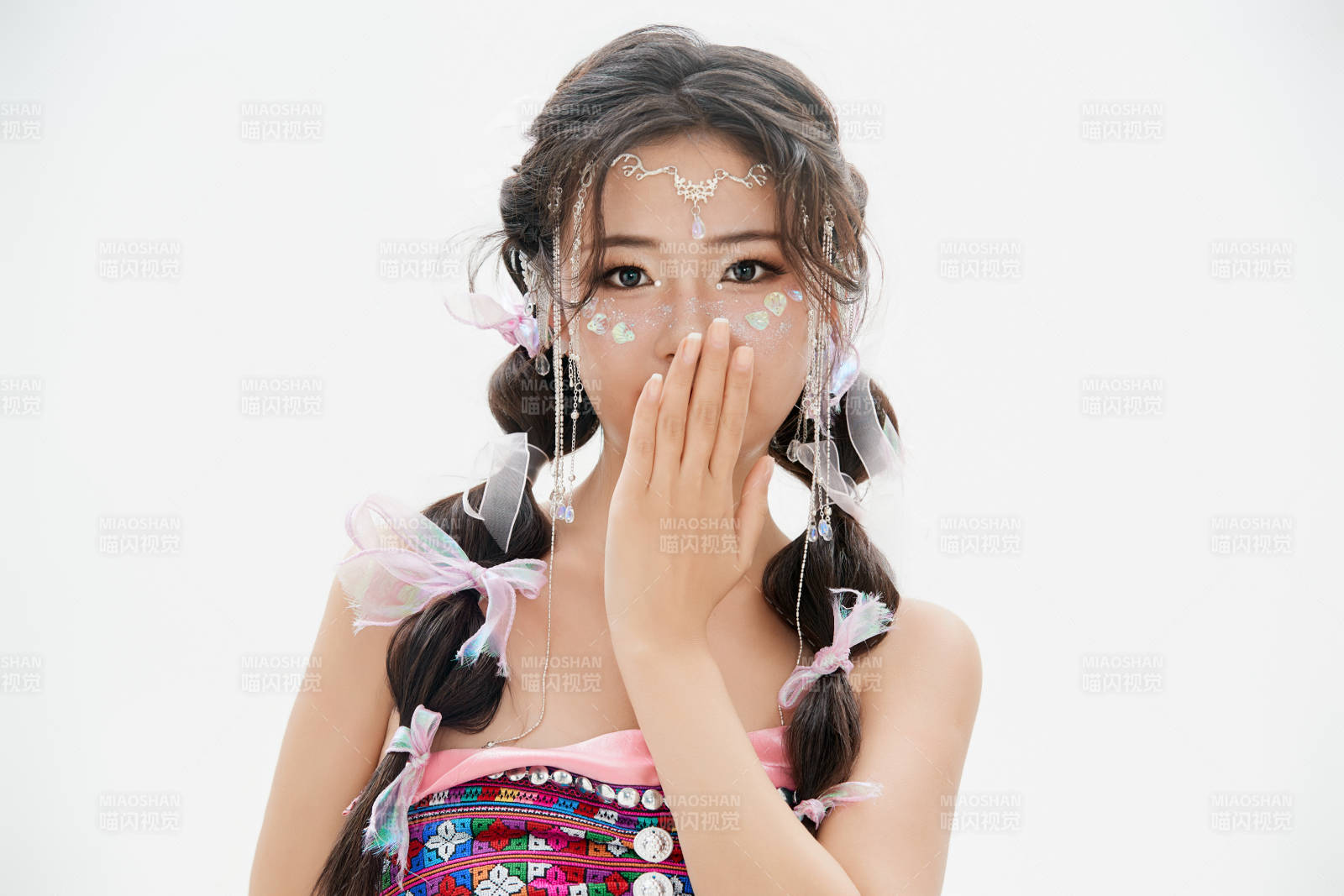 身穿中國少數(shù)民族哈尼族服飾的亞洲女性