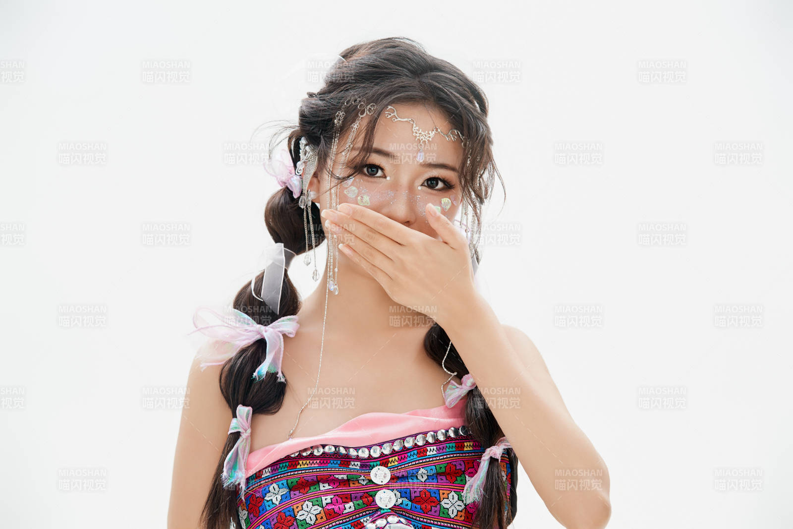 身穿中國少數(shù)民族哈尼族服飾的亞洲女性