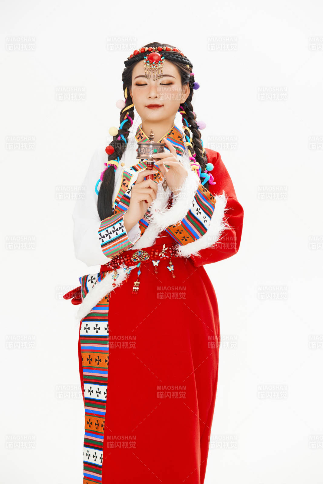 身穿藏族服飾的亞洲女性