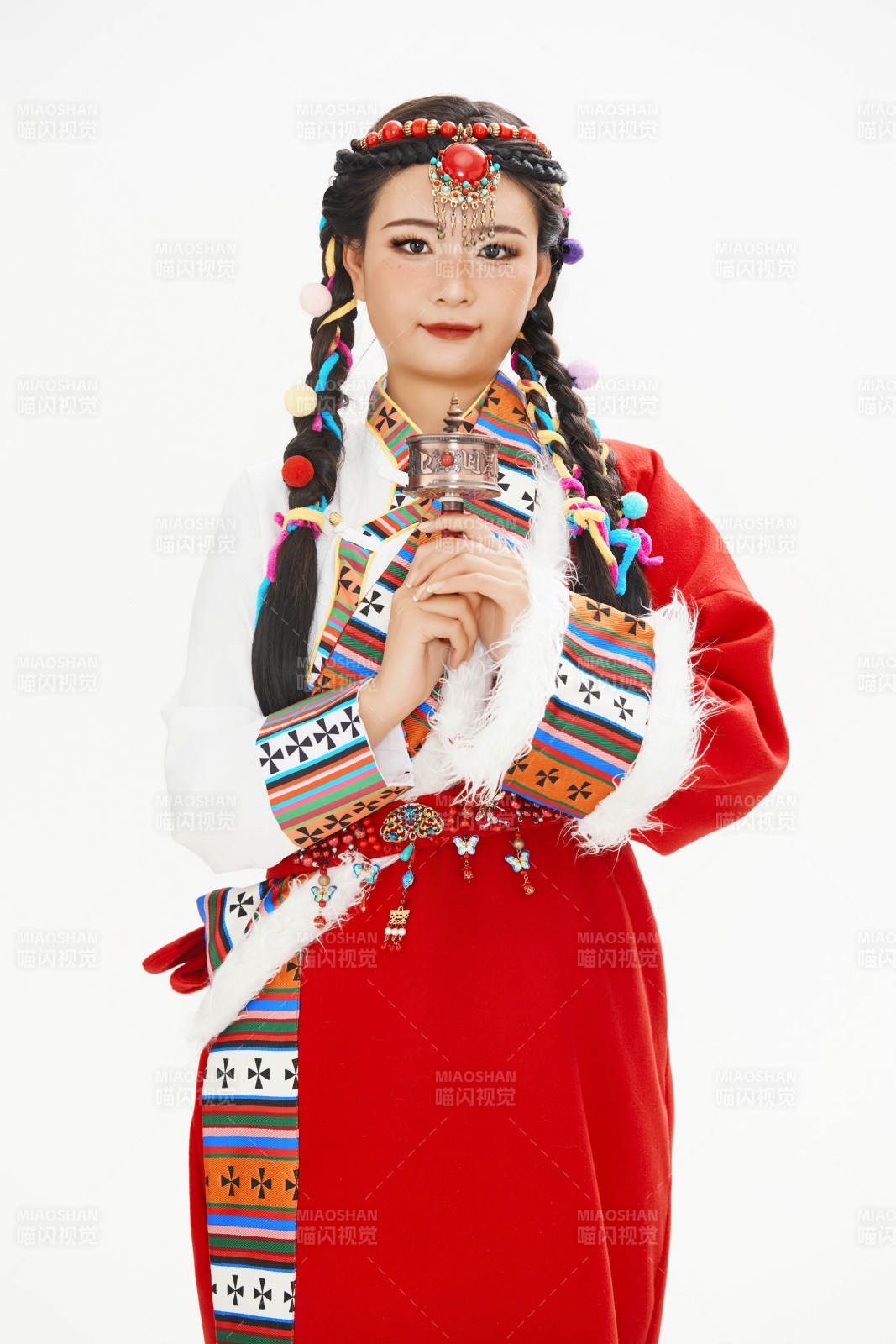 身穿藏族服飾的亞洲女性