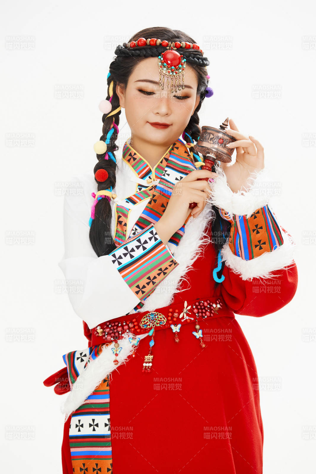 身穿藏族服飾的亞洲女性