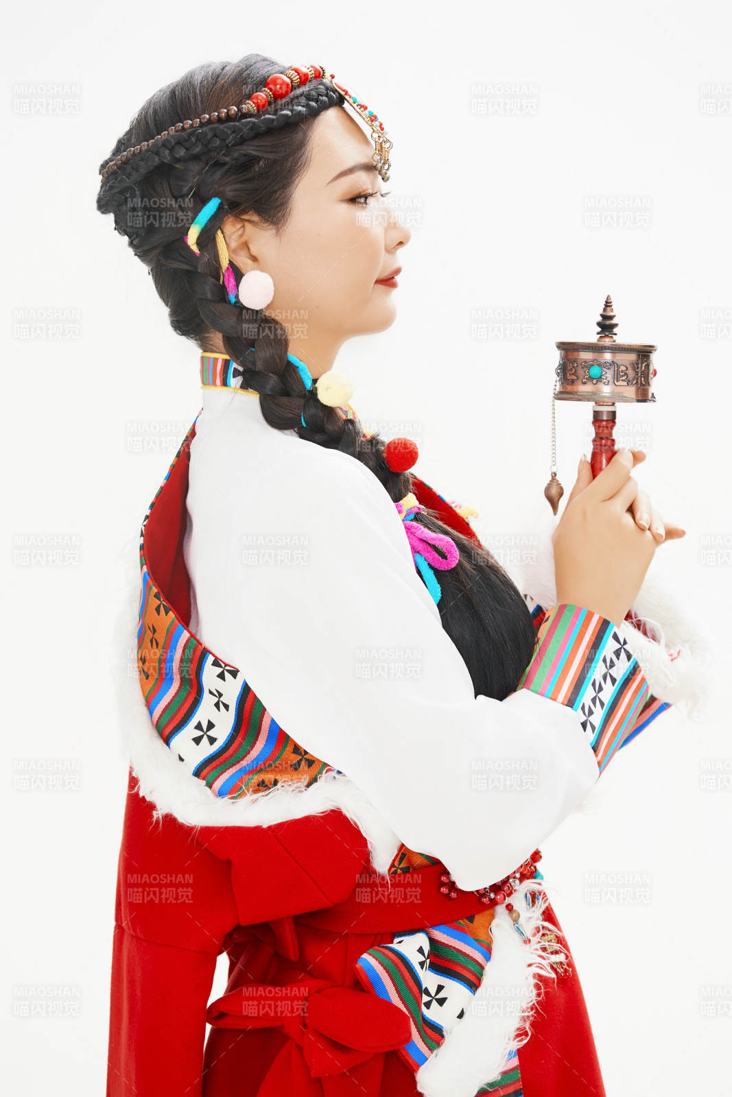 身穿藏族服飾的亞洲女性