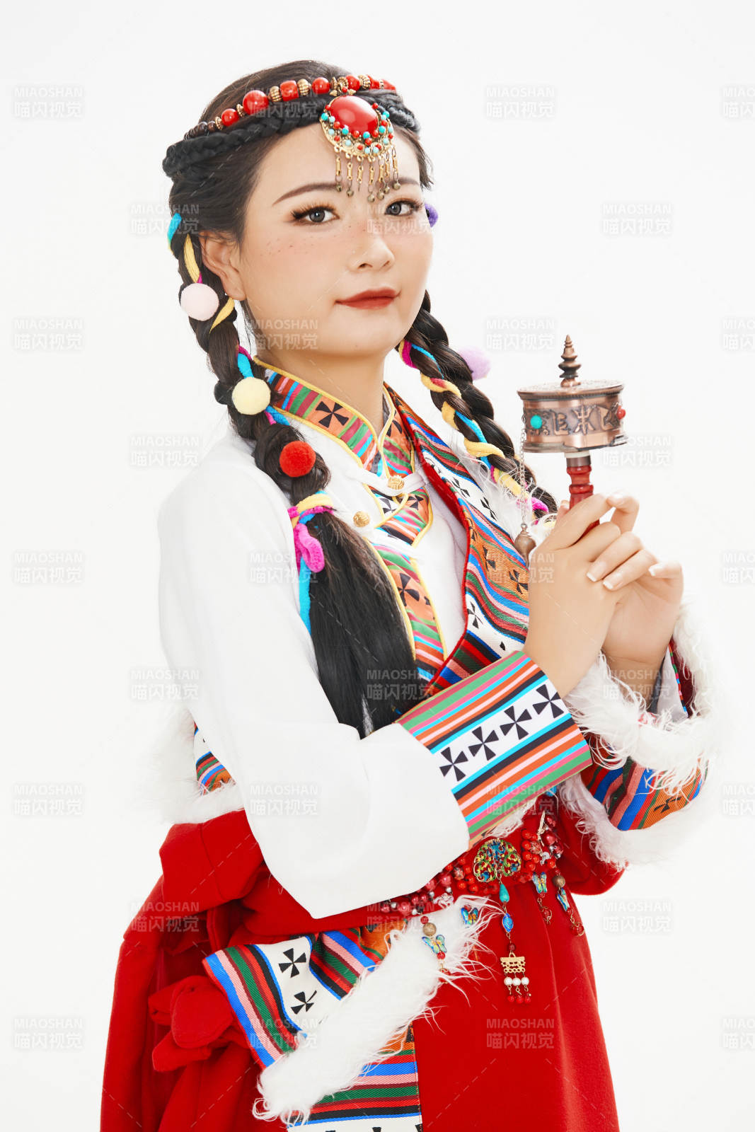 身穿藏族服飾的亞洲女性