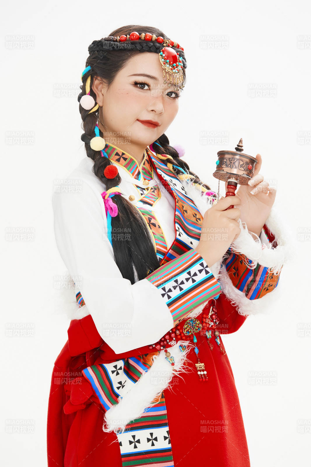 身穿藏族服飾的亞洲女性