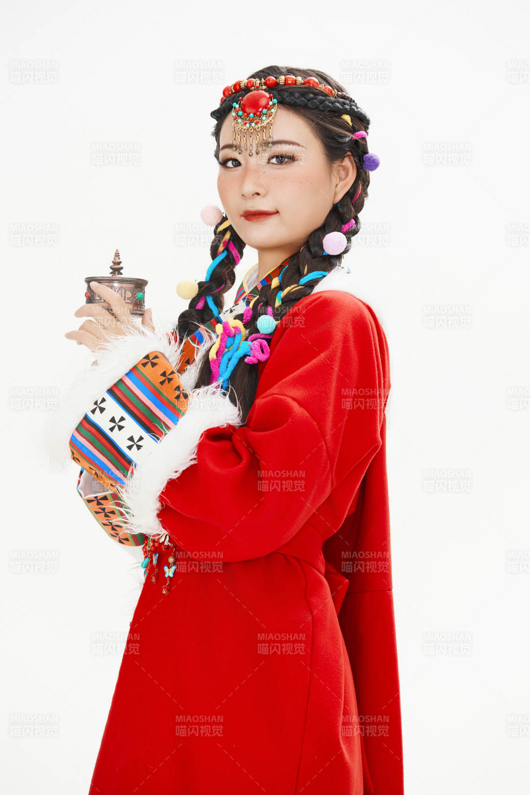 身穿藏族服飾的亞洲女性