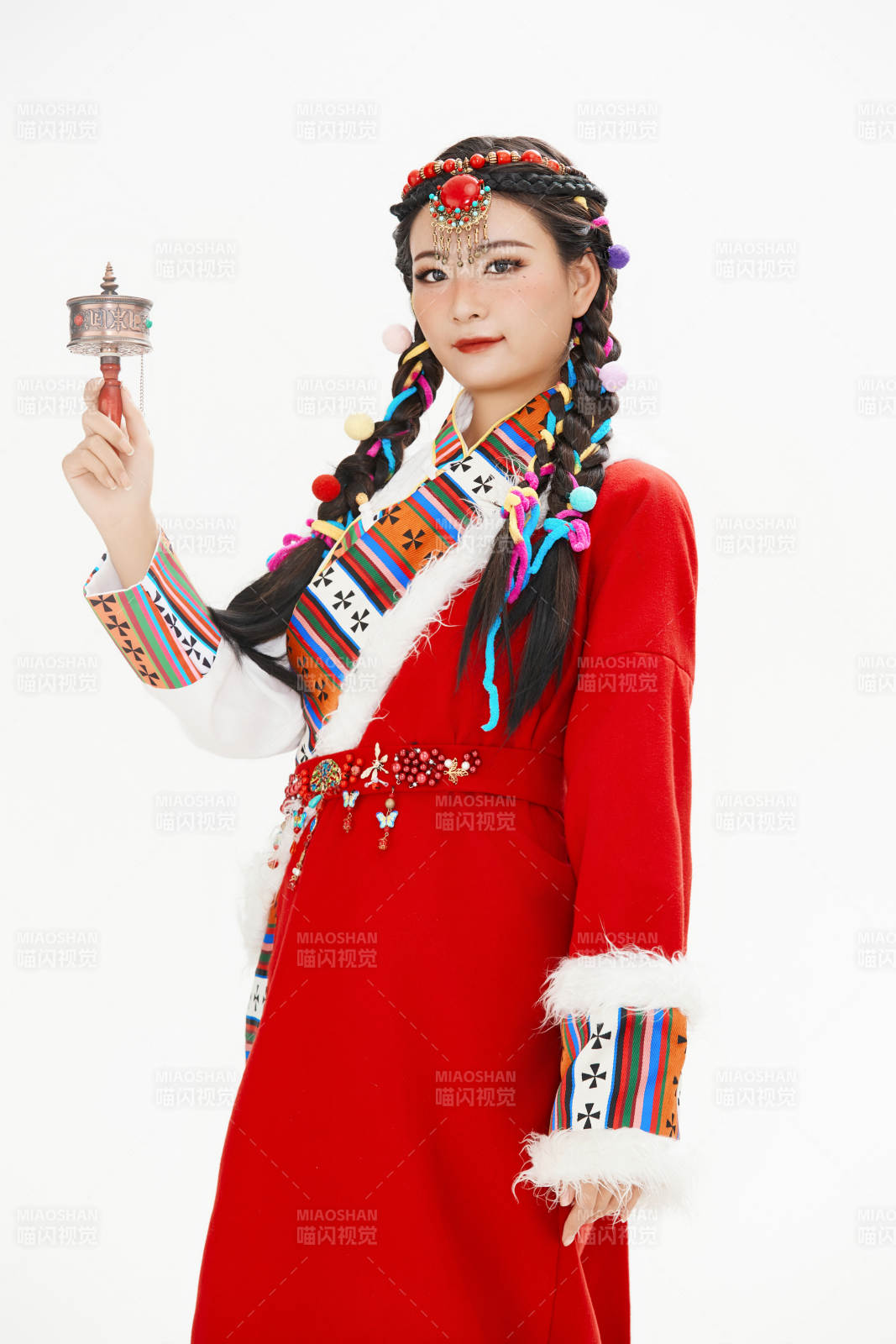 身穿藏族服飾的亞洲女性