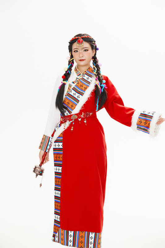 身穿藏族服饰的亚洲女性