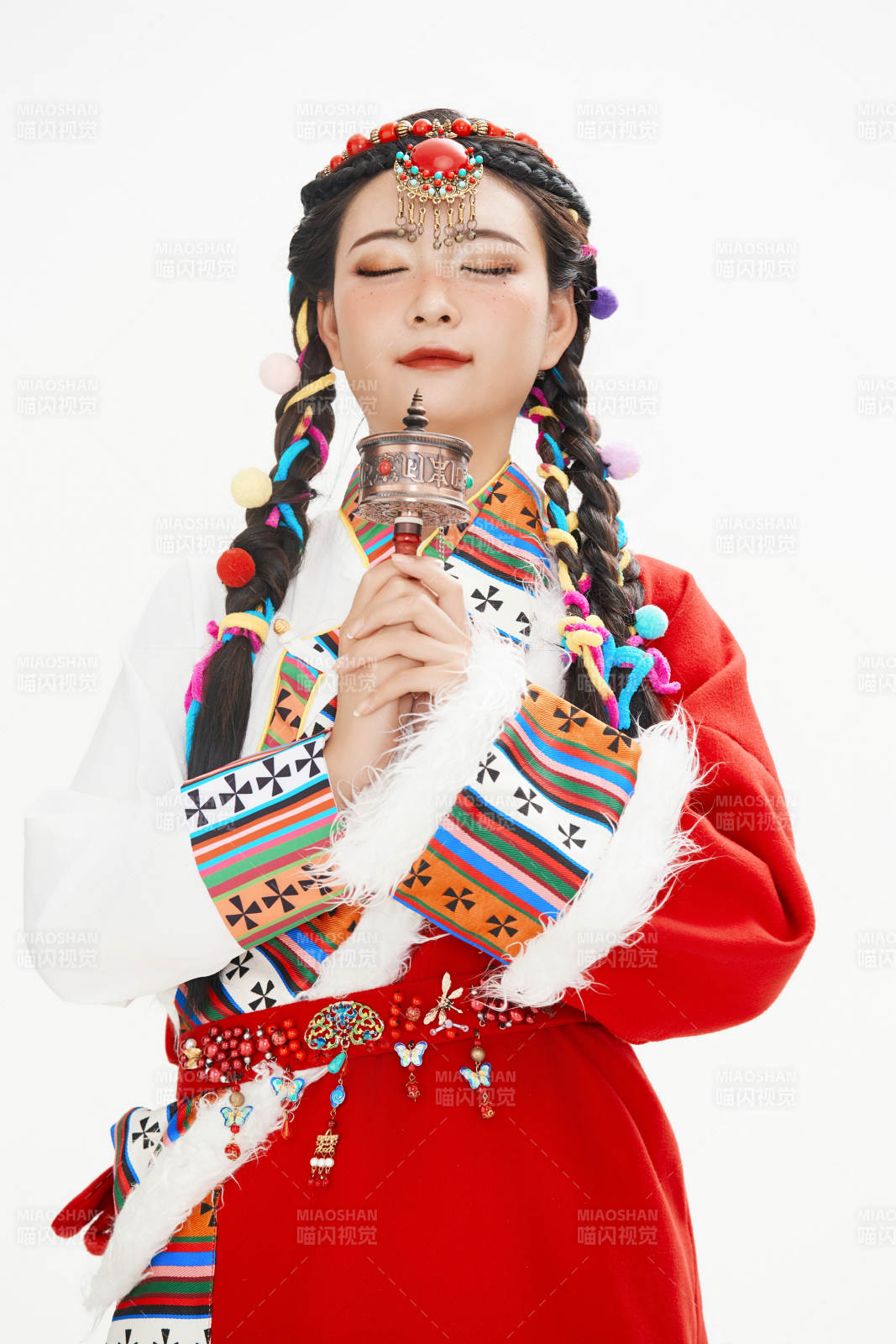 身穿藏族服飾的亞洲女性