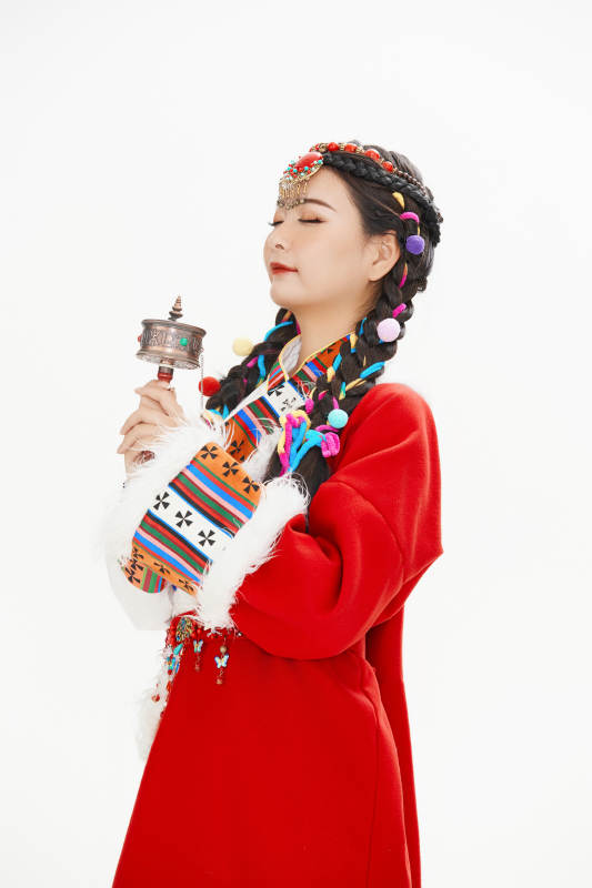 身穿藏族服饰的亚洲女性