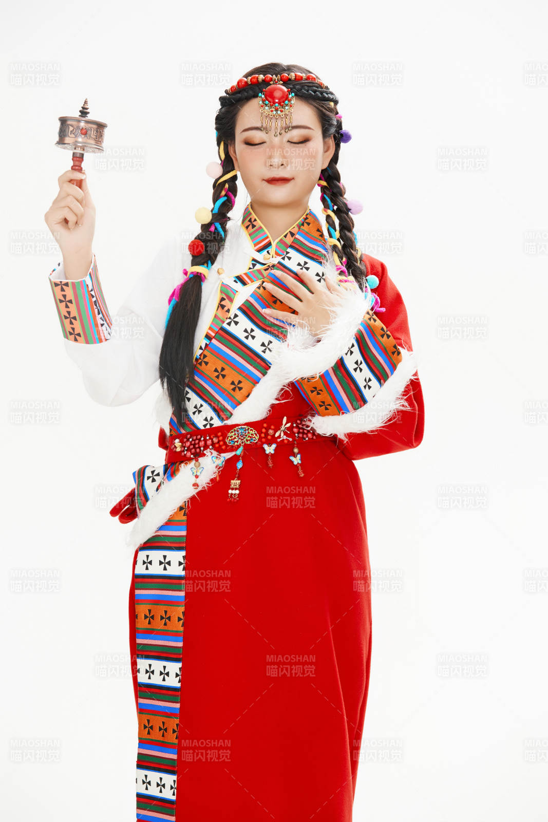 身穿藏族服飾的亞洲女性