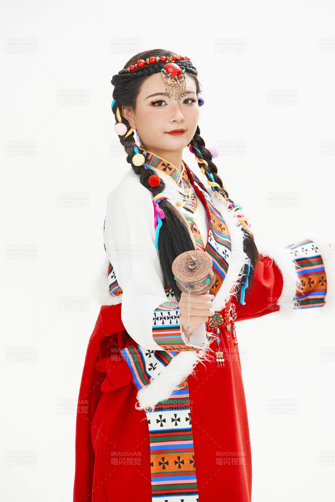 身穿藏族服飾的亞洲女性